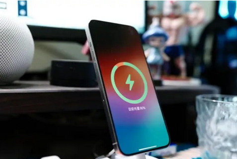 龙里苹果15换屏服务分享用什么充电器给iPhone15充电更好 